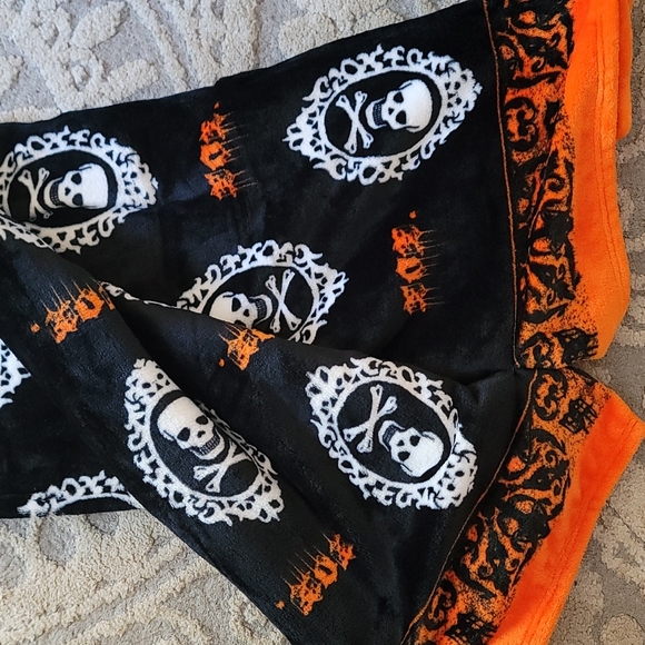 Luv Betsey Johnson Halloween Skull Throw Blanket Orange Black - Picture 5 of 5